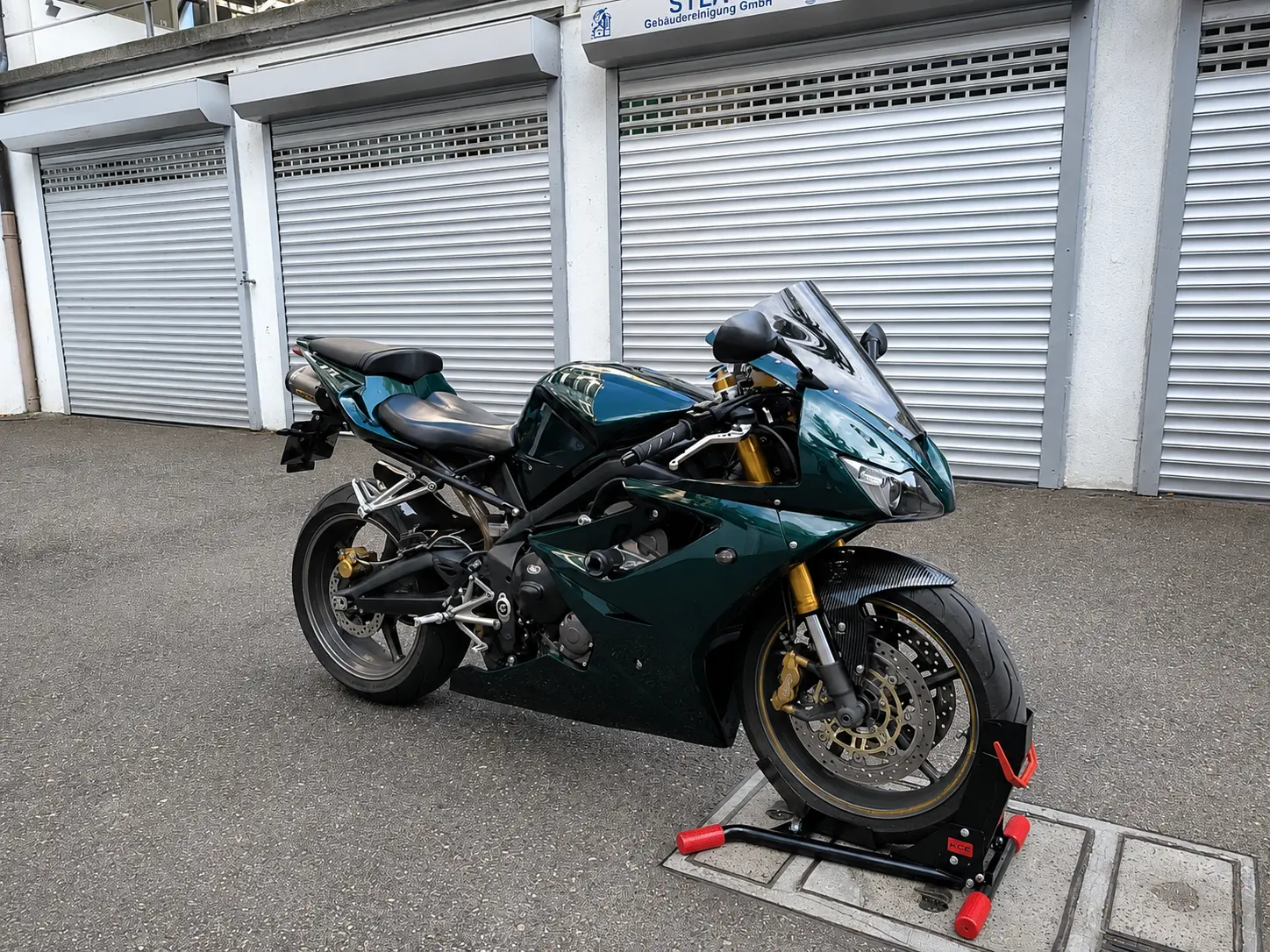 Triumph Daytona 675 2006 nach Jahresservice vor der Werkstatt